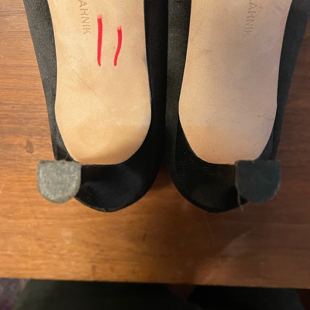 MANOLO BLAHNIK BLACK SATIN SEMI-ROUND TOE HEEL PUMP - Picture 9 of 11